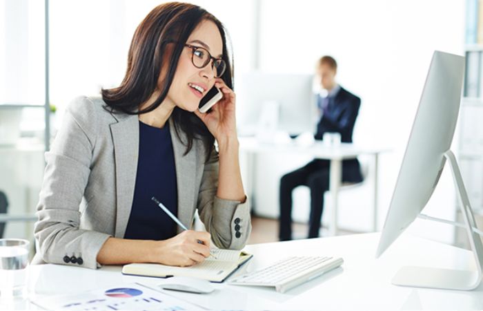 Nhân viên hỗ trợ tư vấn dịch vụ học lái xe ô tô quận 2