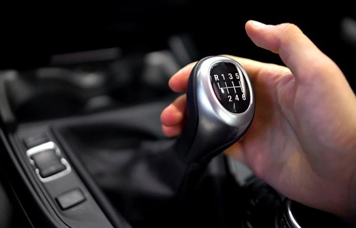 Bằng B1 có được lái xe số sàn không?